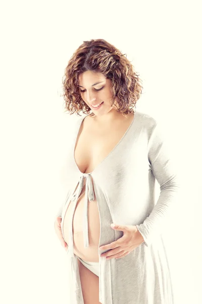 Onun durumu iyi gösteren güzel bir hamile kadın — Stok fotoğraf