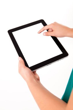 Beyaz arka planda tablet bilgisayarı olan güzel bir kadın.