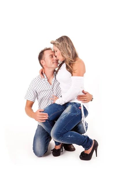 Couple aimant embrassant — Photo