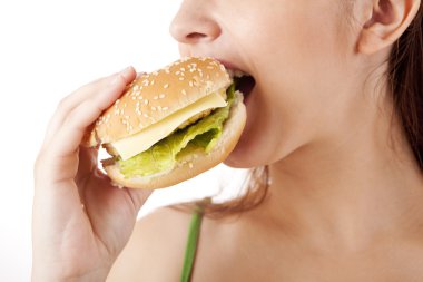 Hamburger yemek çekici genç bir kadın