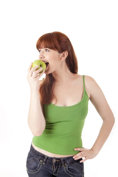 Belle jeune femme mangeant des pommes — Photo