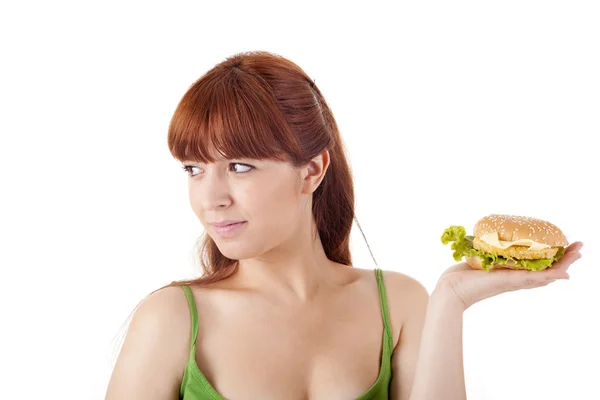 Jovem mulher atraente comer hambúrguer — Fotografia de Stock