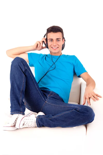 Schöner junger Mann, der Musik über Kopfhörer hört — Stockfoto
