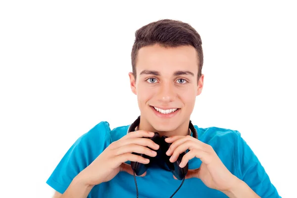 Schöner junger Mann, der Musik über Kopfhörer hört — Stockfoto