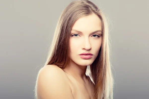 Портрет красивой девушки - здоровой кожи — стоковое фото