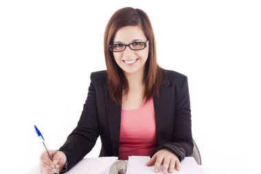 Beyaz arka planda poz veren güzel kadın