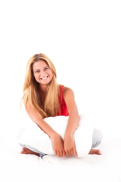 Menina loira bonita relaxante na cama — Fotografia de Stock