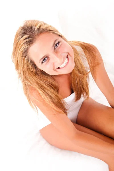 Vacker blond flicka avkopplande i sängen — Stockfoto