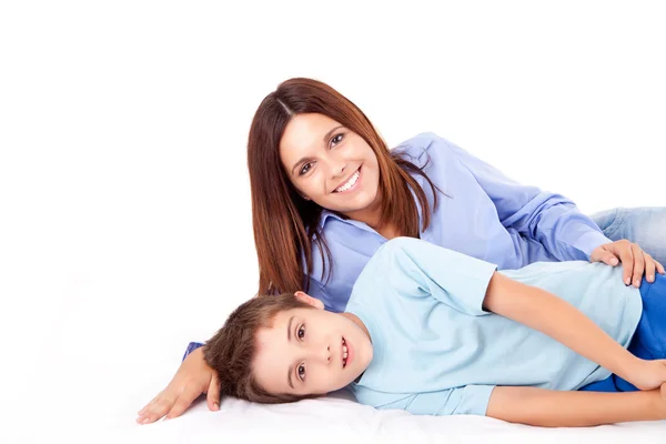 Madre feliz con su hijo sobre fondo blanco —  Fotos de Stock