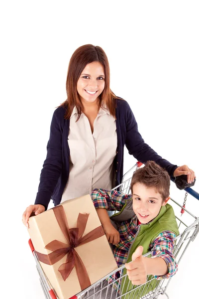 Madre feliz con su hijo sentado en la cesta de la compra —  Fotos de Stock