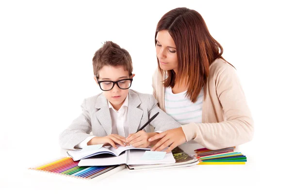 Femme heureuse, mère ou enseignant aidant enfant avec des travaux scolaires — Photo