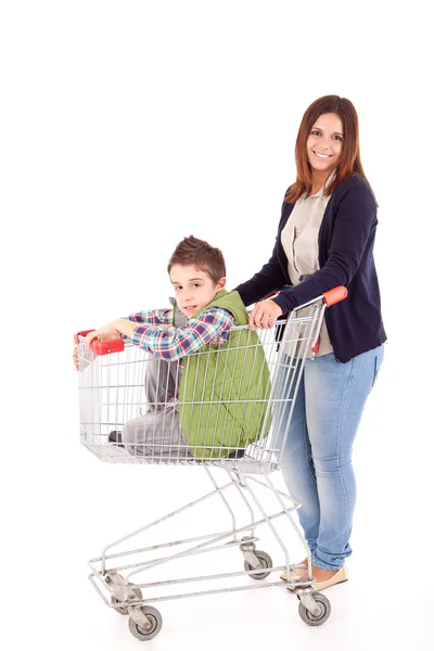幸福母亲与她的孩子坐在购物篮中 — 图库照片