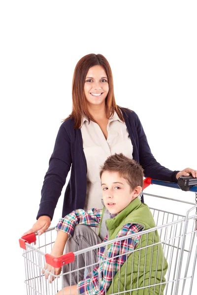 Madre feliz con su hijo sentado en la cesta de la compra — Foto de Stock