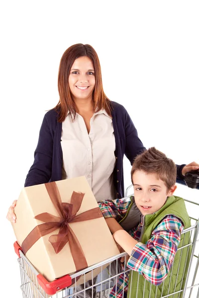 Madre feliz con su hijo sentado en la cesta de la compra —  Fotos de Stock