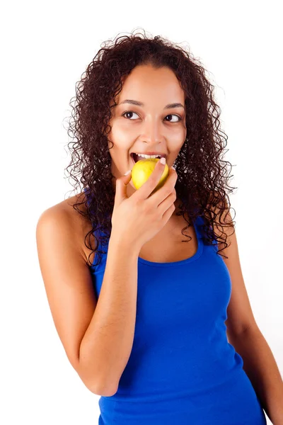 Hermosa mujer africana sosteniendo una manzana - Vida saludable —  Fotos de Stock