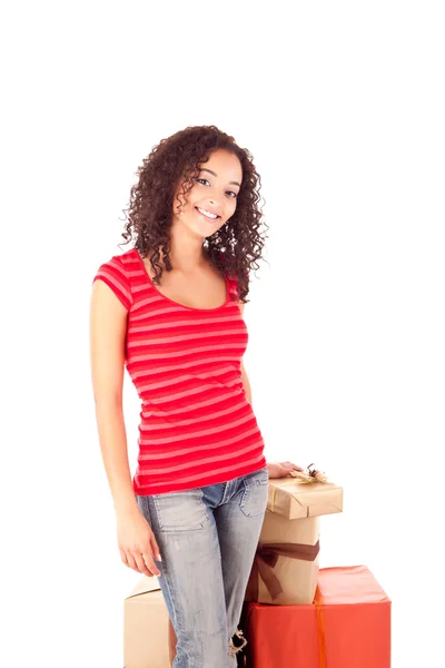 Hermosa mujer africana con regalos — Foto de Stock