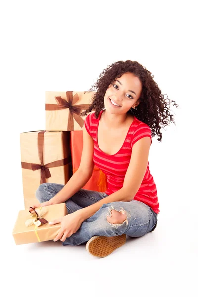 Hermosa mujer africana con regalos — Foto de Stock