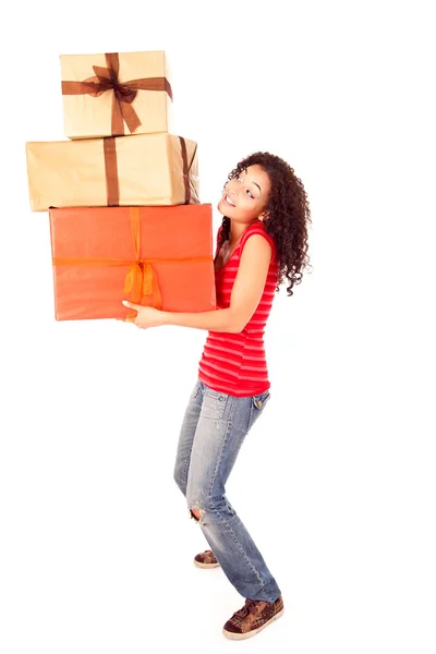 Hermosa mujer africana con regalos — Foto de Stock