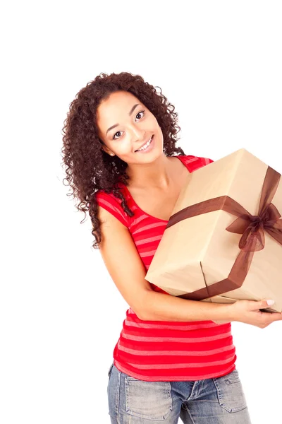 Hermosa mujer africana con regalos — Foto de Stock