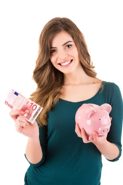 ピギー銀行でお金を節約する探しているカジュアルな女性 — ストック写真