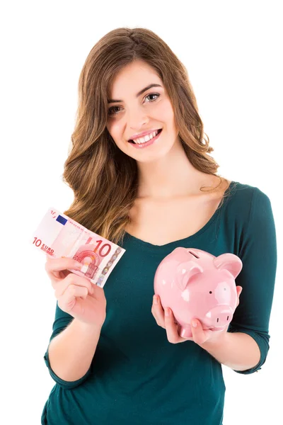 Casual vrouw op zoek naar geld besparen in een piggy bank — Stockfoto