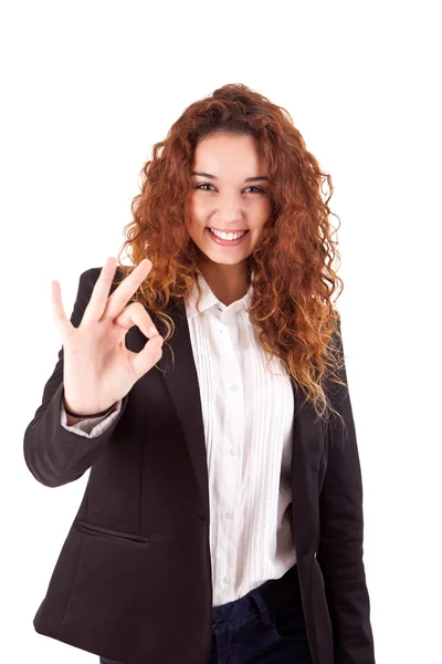 Mulher sorridente fazendo o sinal OK — Fotografia de Stock