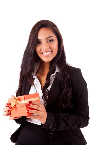 Hermosa mujer de raza mixta sosteniendo un regalo sobre fondo blanco — Foto de Stock