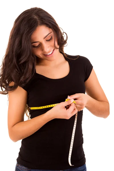 Красива струнка жінка вимірює своє тіло за допомогою вимірювальної стрічки — стокове фото