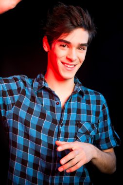 Diskoda dans ve zevk müzik genç adam