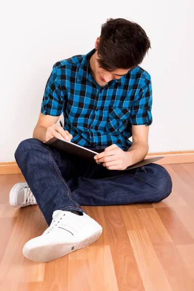Молодий чоловік вчиться вдома — стокове фото