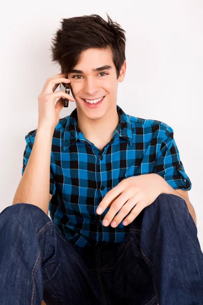 Joven hablando por teléfono en casa — Foto de Stock