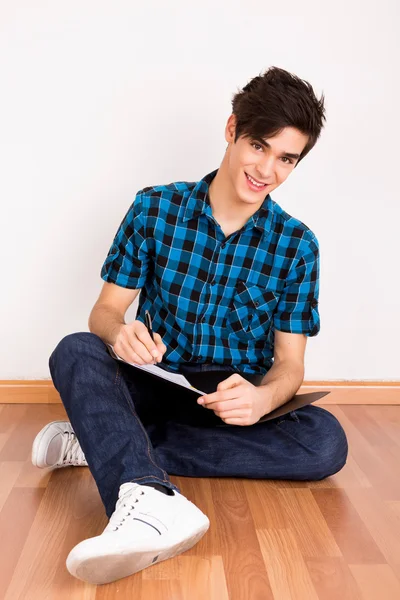 Jovem estudando em casa — Fotografia de Stock