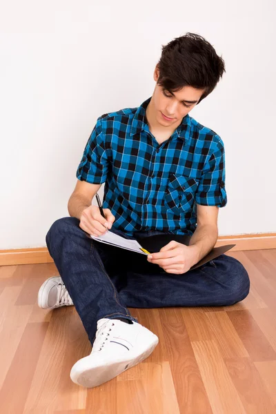 Νεαρός που σπουδάζει στο σπίτι — Φωτογραφία Αρχείου