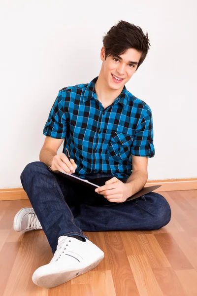 Jovem estudando em casa — Fotografia de Stock