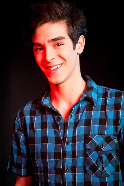 Joven bailando y disfrutando de la música en disco — Foto de Stock