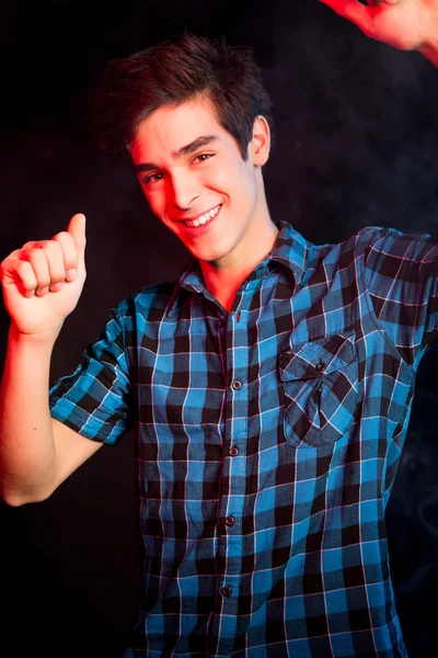 Joven bailando y disfrutando de la música en disco —  Fotos de Stock