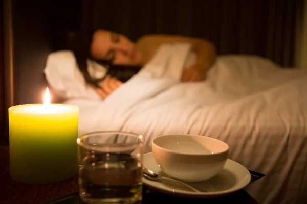 Frau entspannt im Bett (Tellerfokus) — Stockfoto