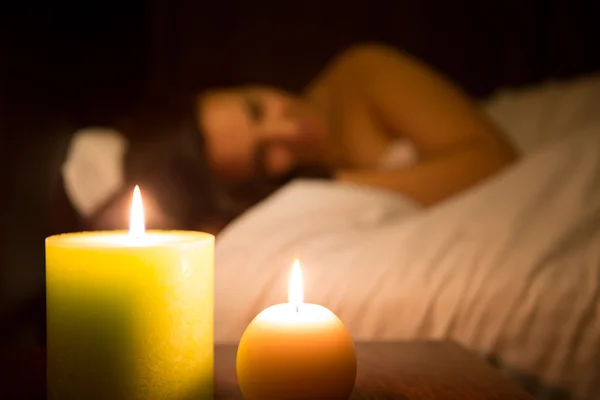 Woman relaxing in bed (dish focus) — Stock Photo, Image