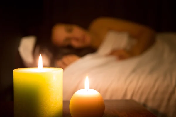 Frau entspannt im Bett (Tellerfokus) — Stockfoto