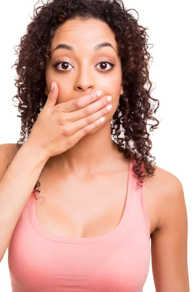 Překvapený mladá Afričanka s dlaněmi ústa — Stock fotografie