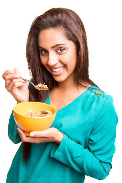 Hermosa mezcla raza mujer comer cereales — Foto de Stock