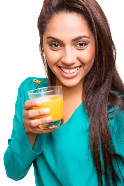 Mooie mix ras vrouw drinken van SAP — Stockfoto