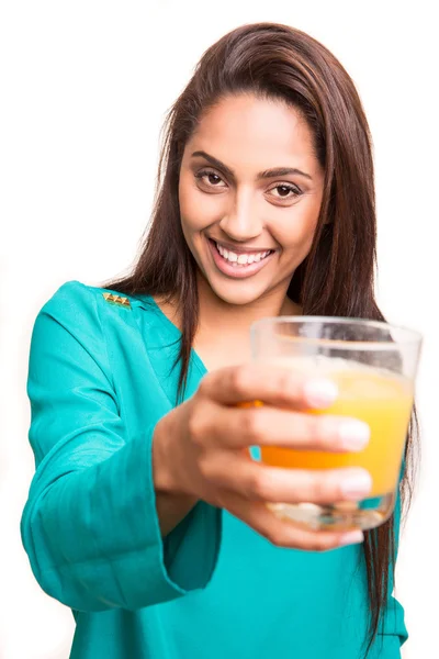 Mooie mix ras vrouw drinken van SAP — Stockfoto