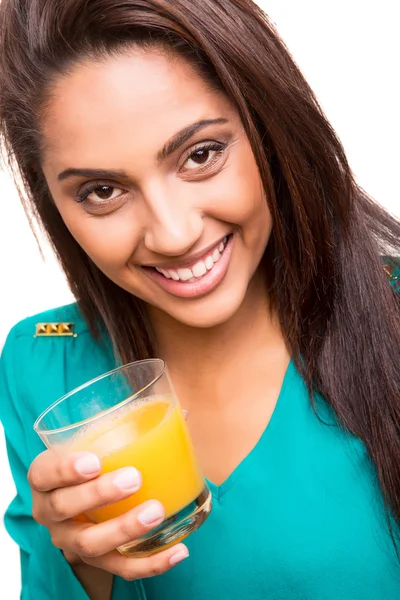 Mooie mix ras vrouw drinken van SAP — Stockfoto