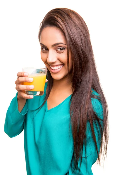 Indah campuran wanita ras minum jus — Stok Foto