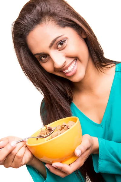 Hermosa mezcla raza mujer comer cereales — Foto de Stock