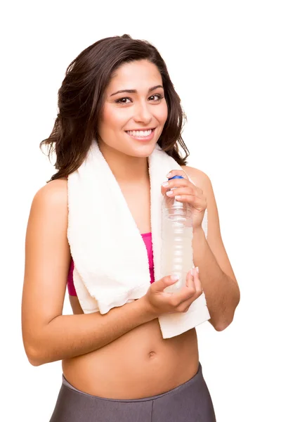 Atractiva mujer fitness posando con una toalla de gimnasio sosteniendo una botella —  Fotos de Stock
