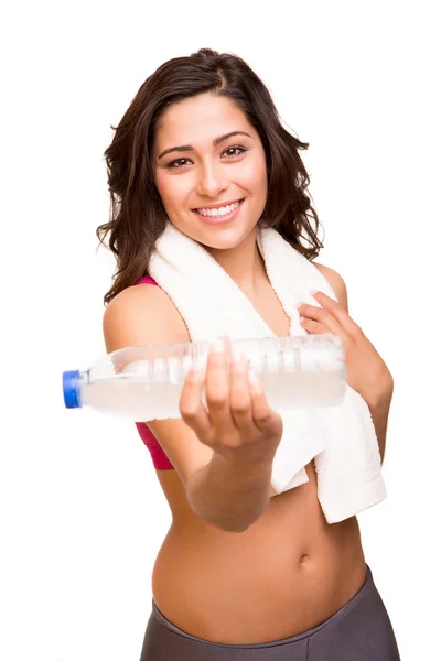 Atractiva mujer fitness posando con una toalla de gimnasio sosteniendo una botella —  Fotos de Stock
