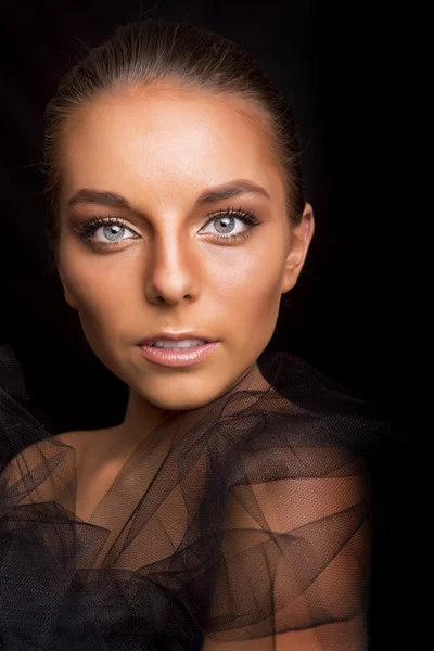Retrato de moda de una hermosa mujer rubia con ojos azules —  Fotos de Stock