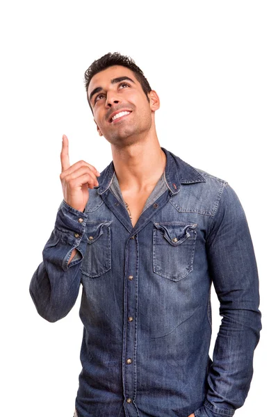 Retrato de um jovem sorridente apontando para cima — Fotografia de Stock